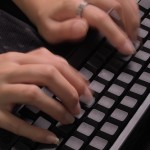 Hände auf einer Tastatur