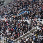 Vollbesetzte Stadiontribühne