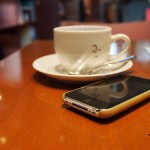 Kaffeetasse und Smartphone