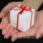 Kleines Geschenk in der Hand