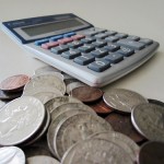 Taschenrechner und Münzen