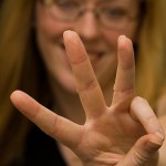 Frau mit ausgestreckter Hand