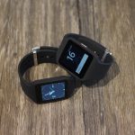 Smartwatch auf Holztisch