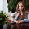 Junges Mädchen fotografiert Ihren Kaffee - als Beispielbild für den Blogartikel zur Gastronomie Website