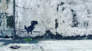 Dino Graffiti auf einer Steinwand