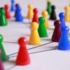 Bunte Spielfiguren auf einem Spielbrett