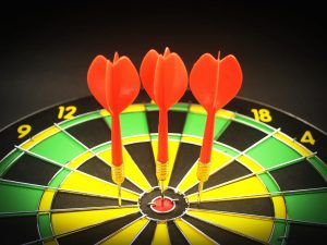 Dartscheibe mit 3 Pfeilen in der Mitte