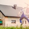 Handwerker macht einen Luftsprung