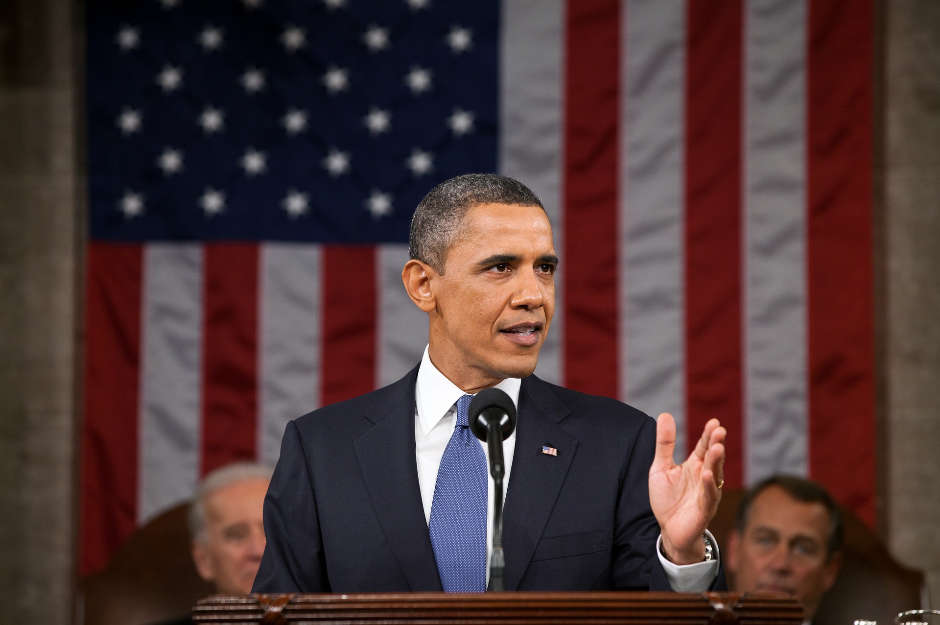 Barack Obama hält eine Rede vor der US-Flagge