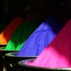 Fässer mit Pulver in verschiedenen Farben