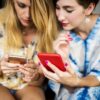 Zwei Frauen mit zwei Smartphones
