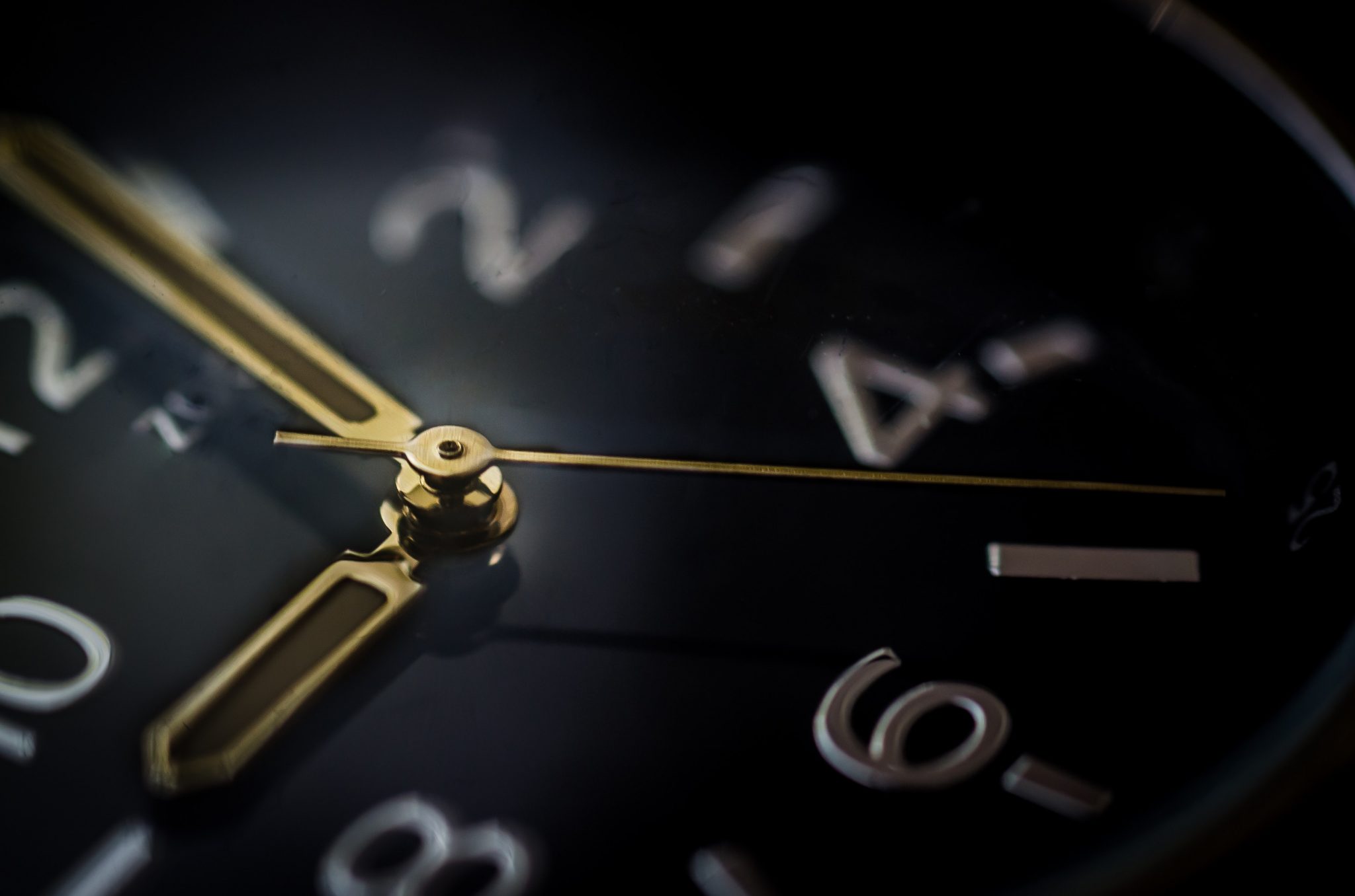 Schwarze Uhr mit goldenen Zeigern zur Verdeutlichung von Evergreen Content