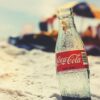 Cola Flasche im Vordergrund, im Hintergrund Strand zur Verdeutlichung des Blogbeitrages Product Placement