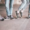 Vier Jugendliche mit denselben Schuhen zur Verdeutlichung von Duplicate Content