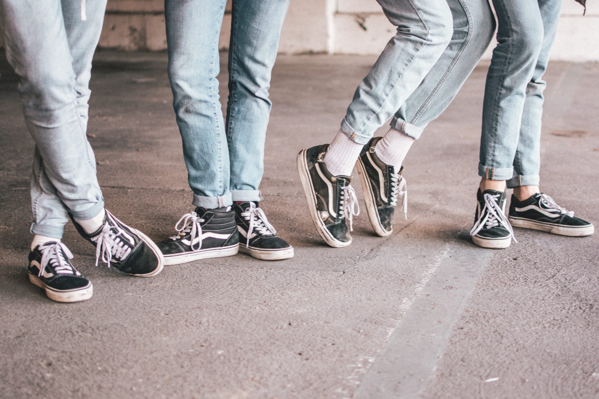 Vier Jugendliche mit denselben Schuhen zur Verdeutlichung von Duplicat Content