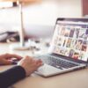 Frau am Laptop schaut sich Bilder an - zur Verdeutlichung des Blogs Alt Tag und Title Tag von Bildern