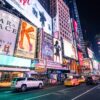 New York Times Square mit bunter Werbung zur Verdeutlichung des Blogartikels Was ist eine Copy Strategie