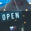 Ein Schild zeigt "open"