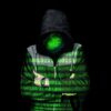 Ein Mann im Kapuzenpulli vor schwarzem Hintergrund, auf ihm in grün Nullen und Einsen projiziert. Sein Gesicht nicht zu erkennen, ersetzt durch grüne Nullen und Einsen.
