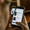 Frau mit Smartphone sucht auf Amazon
