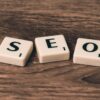 Scrabblesteine auf einem Tisch, die das Wort SEO bilden.
