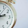 Eine weiße Uhr ist halb zu sehen - zur Veranschaulichung des Blogbeitrags zur Optimierung der Ladegeschwindigkeit