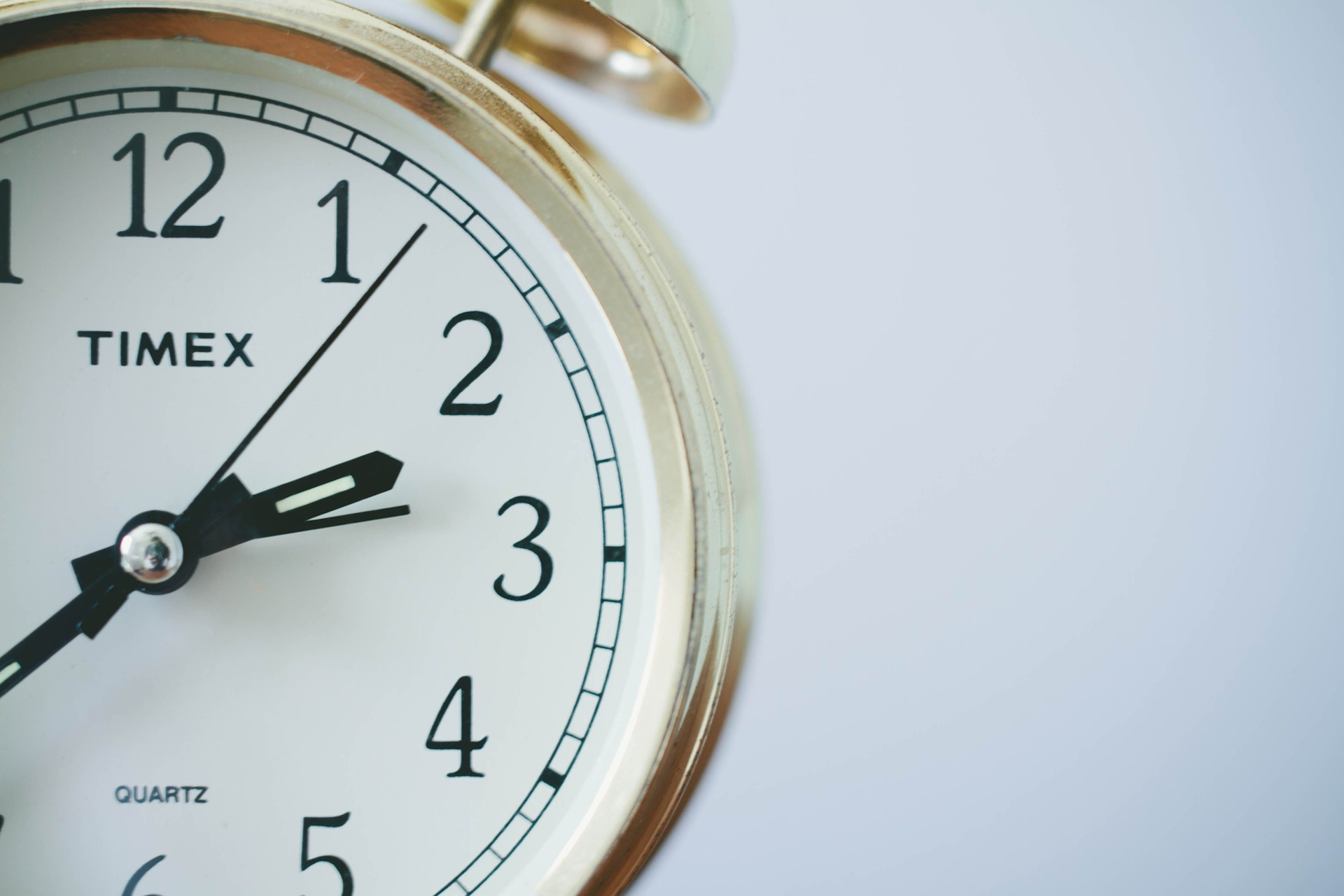 Eine weiße Uhr ist halb zu sehen - zur Veranschaulichung des Blogbeitrags zur Optimierung der Ladegeschwindigkeit