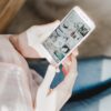 Frau hat Smartphone in der Hand - Blogbeitrag: Wie Du eigene Sticker in Deiner Instagram Story nutzt