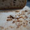 Brotkrümel auf einem Tisch