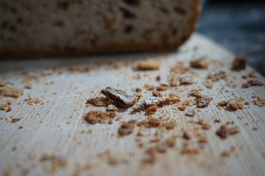 Brotkrümel auf einem Tisch