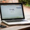 Geöffneter Laptop, dessen Display Google anzeigt