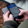Mann hat Google Maps auf seinem Smartphone geöffnet
