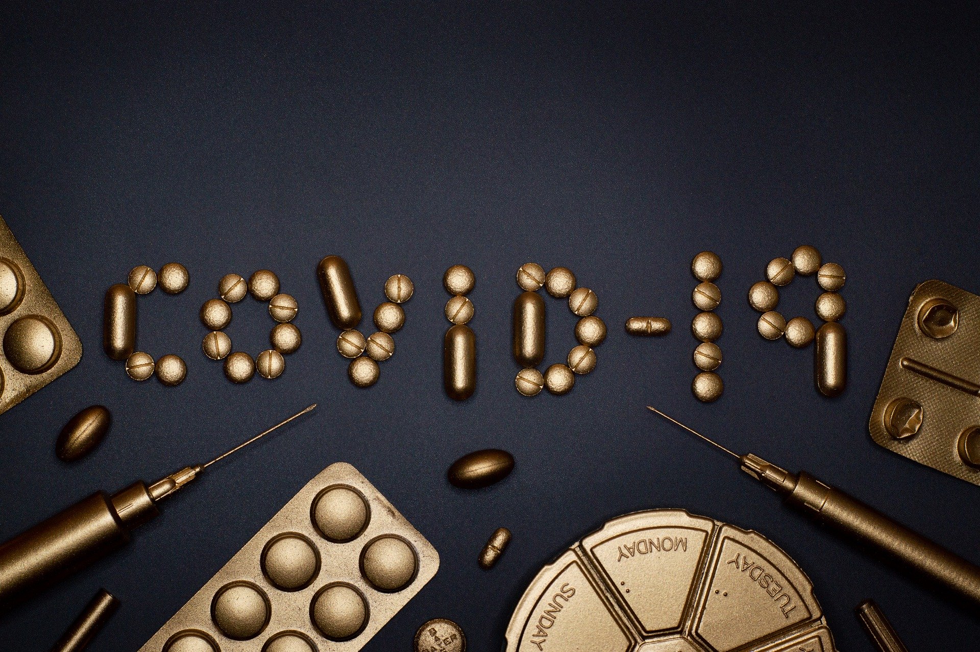 Vergoldete Tabletten und Blister, die COVID-19 ergeben