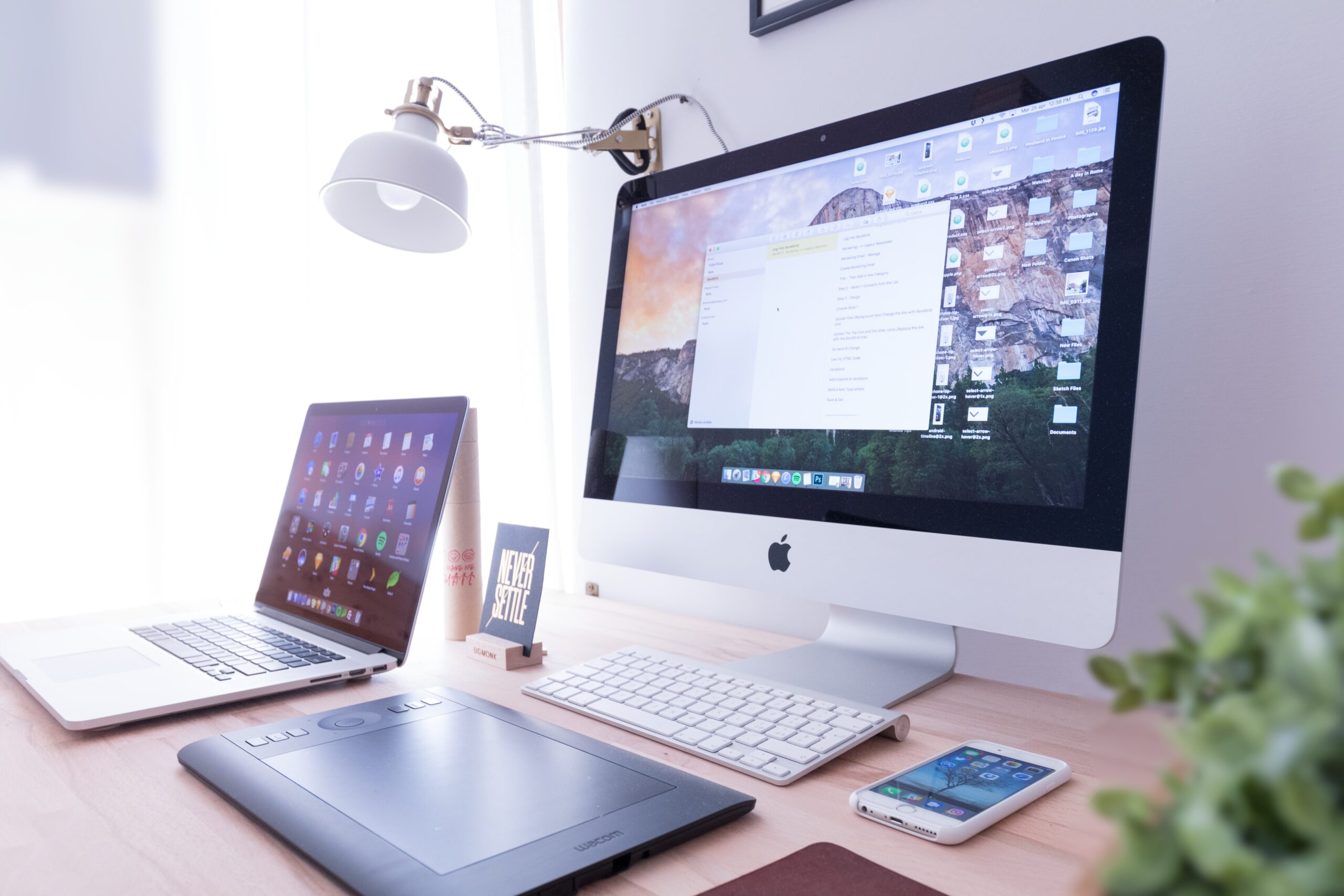 iMac, Macbook und iPhone auf Holztisch - Responsive Webdesign