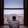 Mann schaut aus Fenster
