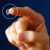 Finger drückt virtuell auf "Go"