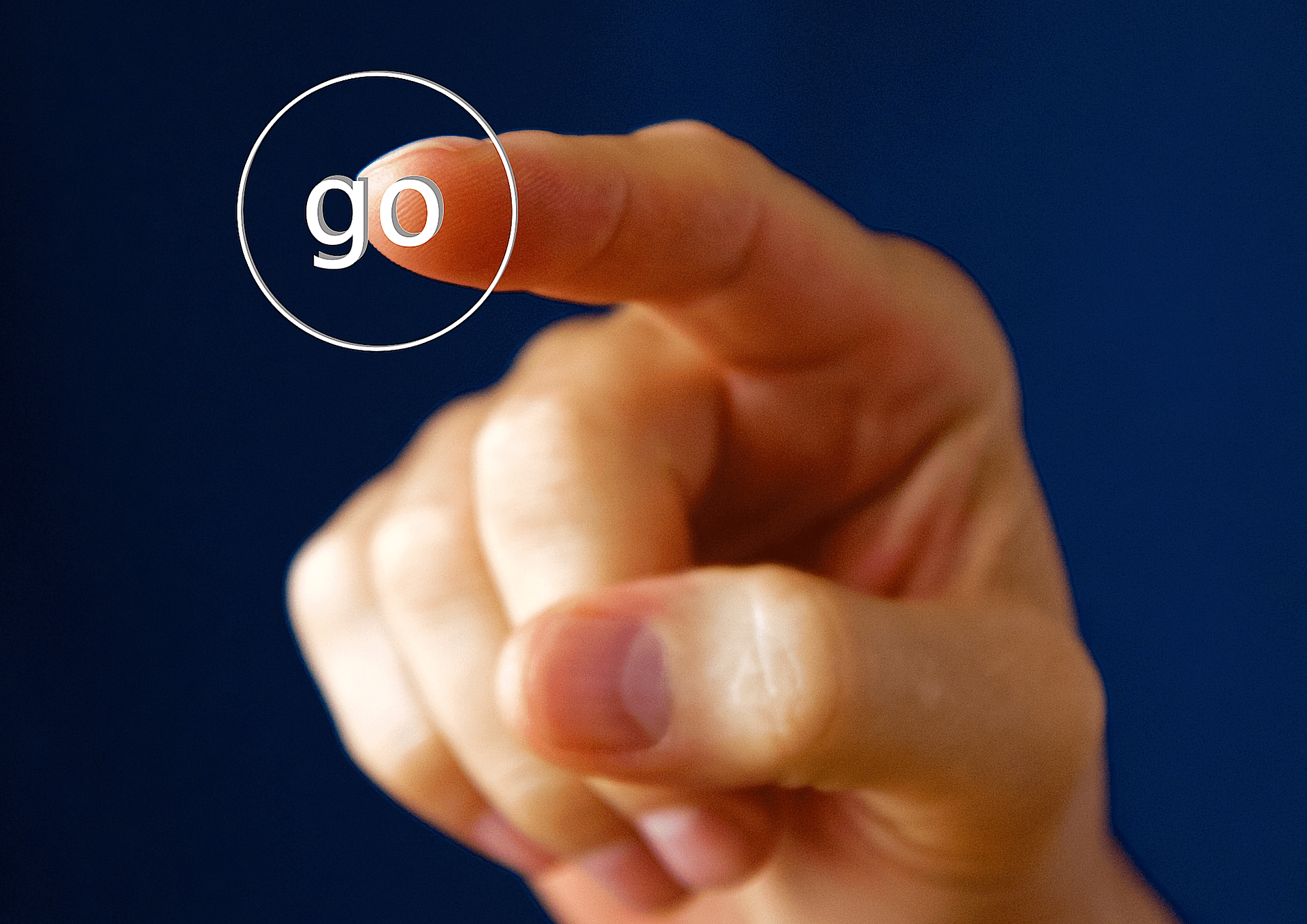 Finger drückt virtuell auf "Go"