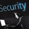 Mann sitzt vor dem Laptop in dunklem Raum - Blog Brave Browser