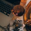 Weinglas, Geschenk, Laptop und Kerzen von oben fotografiert _ Blog: Virtuelle Weihnachtsfeier
