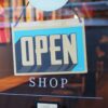 Eine Ladentür mit einem Open Shop-Schild