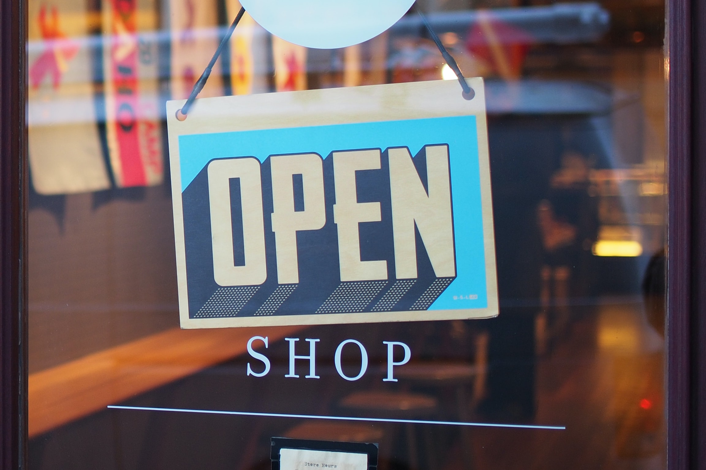 Eine Ladentür mit einem Open Shop-Schild