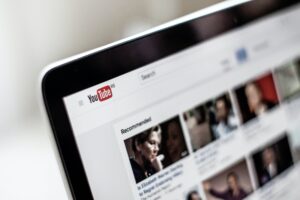 YouTube Startseite auf Laptop geöffnet - Blog: YouTube SEO