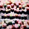 Bunte Buchstabensteine bilden "nonbinary"