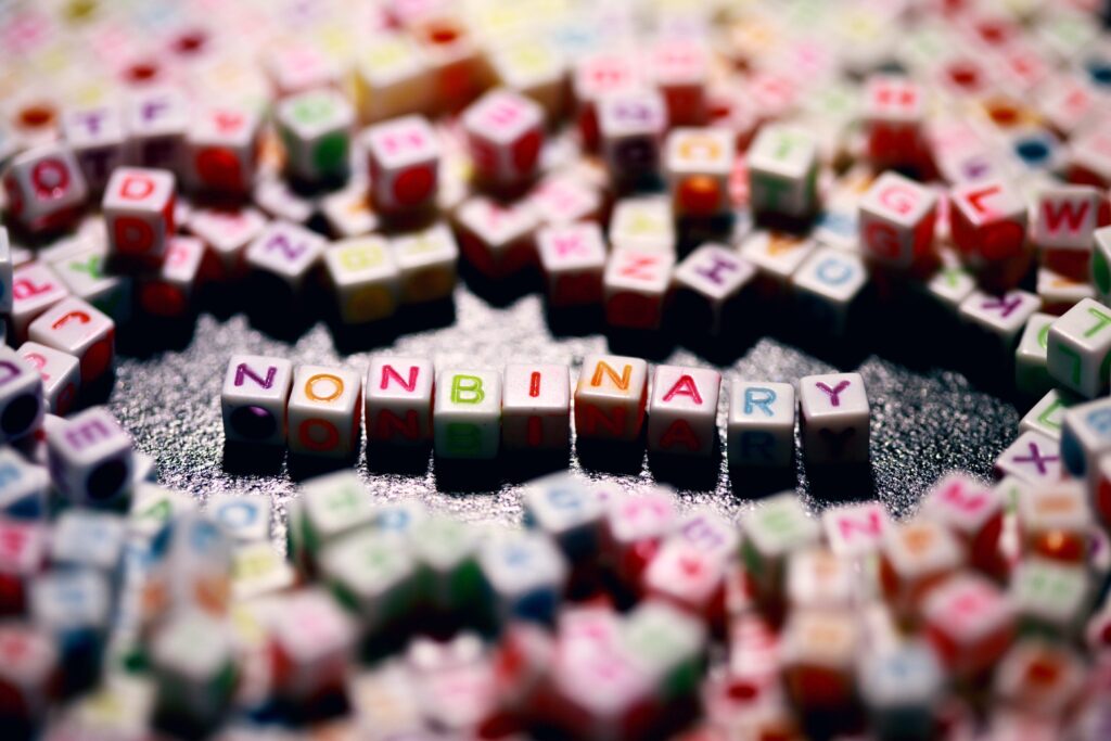 Bunte Buchstabensteine bilden "nonbinary"