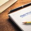 Schreibblock mit Stift und Schriftzug "Storytelling"