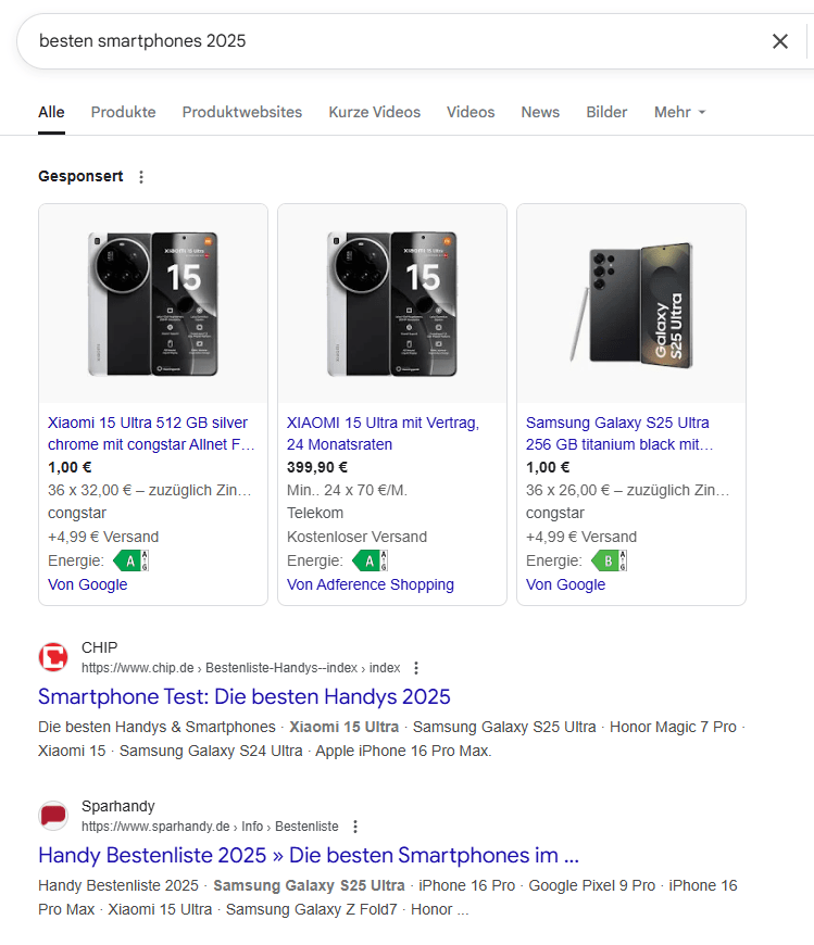 Screenshot einer Google-Suchergebnisseite mit der Suchanfrage besten Smartphones 2025. Oben werden gesponserte Shopping-Anzeigen für das Xiaomi 15 Ultra und das Samsung Galaxy S25 Ultra angezeigt. Darunter folgen organische Suchergebnisse von CHIP und Sparhandy mit Artikeln zu den besten Handys 2025