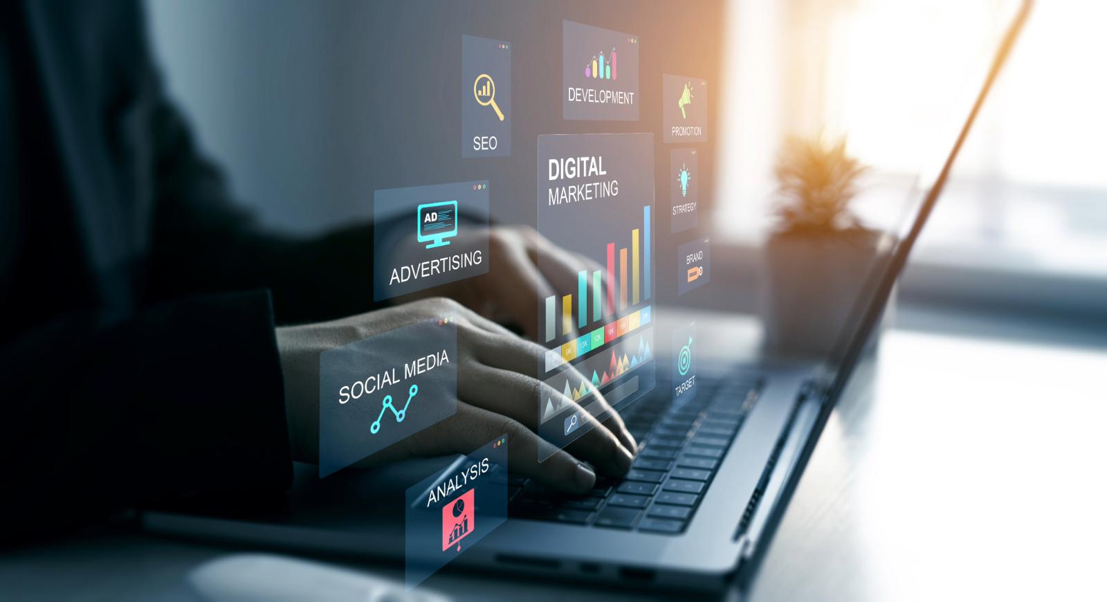 Ein Laptop, an dem jemand arbeitet. Darüber sind Grafiken eingeblendet, die verschiedene Aspekte von Online-Marketing symbolisieren.